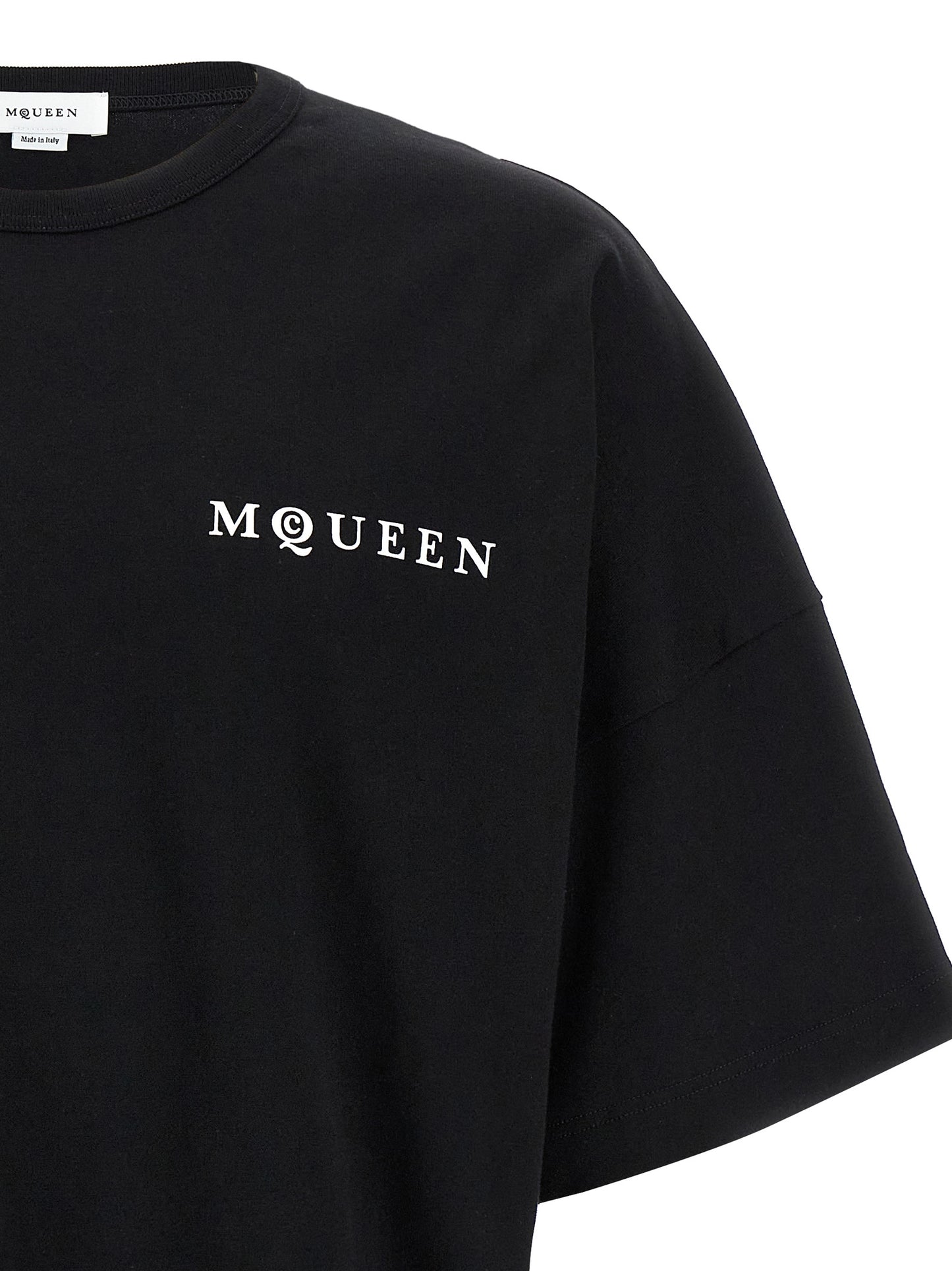 T-Shirt by Alexander McQueen for men in cotton bicolour, black, white & print showcases a dramatic silhouette, elegantly detailed with a dramatic crew neckline and for a truly dramatic finish.