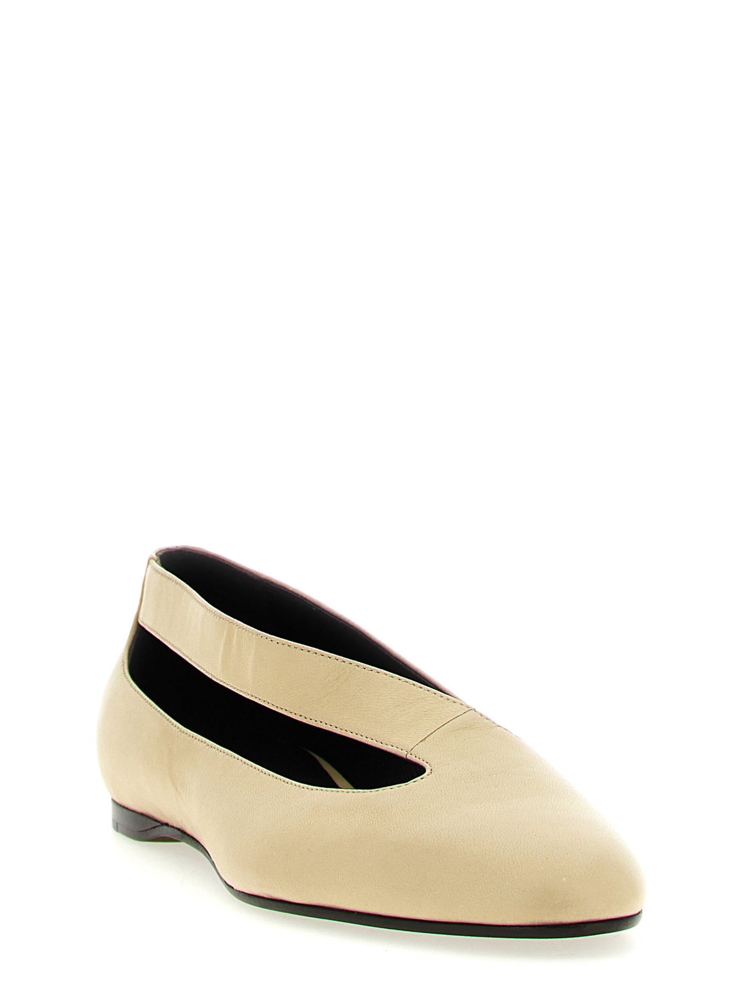 Ballet Flat Shoes by Khaite for women in lamb leather beige showcases a enchanting silhouette as part of the Women's Lamb Leather Ballet Flat Shoes collection, defined by a enchanting almond toe style and for a enchanting look.