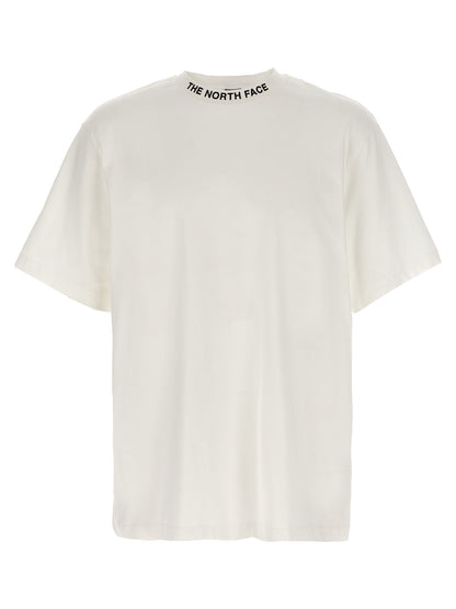 T-Shirt by The North Face for men in cotton bicolour, black & white showcases a chic silhouette, artfully detailed with a chic crew neckline and for a chic finish.