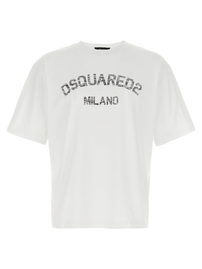 T-Shirt by Dsquared² for men in cotton white & print features a plush silhouette, showcasing a sophisticated crew neckline and short-sleeve for a truly plush finish.