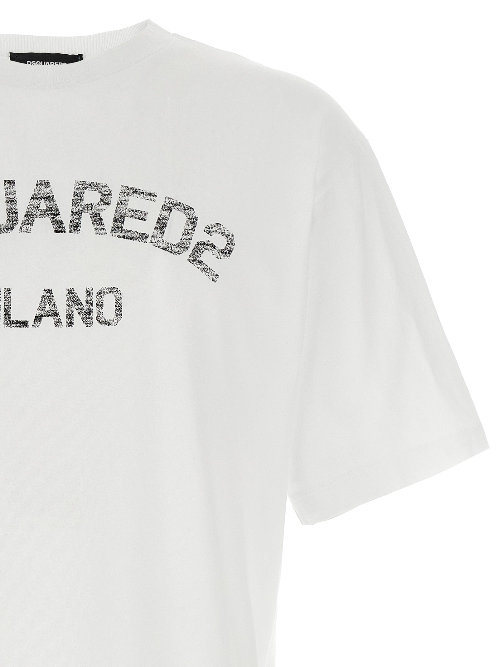 T-Shirt by Dsquared² for men in cotton white & print showcases a fashionable silhouette, elegantly detailed with a fashionable and for a sophisticated, high-fashion look.
