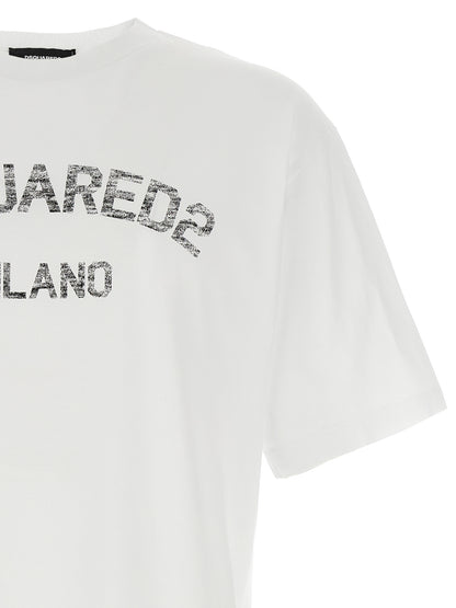 T-Shirt by Dsquared² for men in cotton white & print showcases a fashionable silhouette, elegantly detailed with a fashionable and for a sophisticated, high-fashion look.