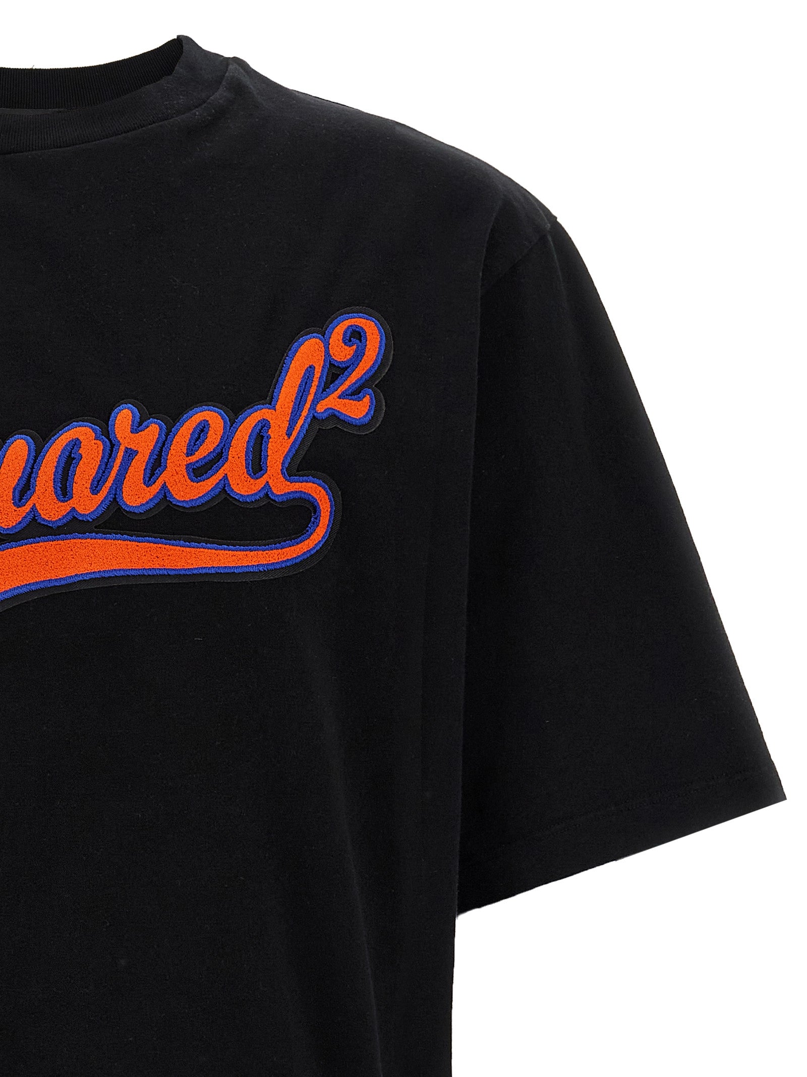 T-Shirt by Dsquared² for men in cotton black & print showcases a unassuming silhouette, artfully detailed with a refined and unassuming for a sophisticated, contemporary look.