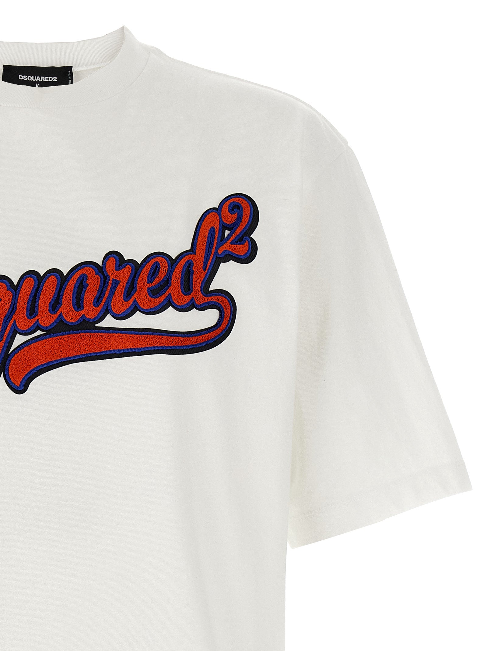 T-Shirt by Dsquared² for men in cotton white & print features an on trend silhouette, perfectly showcasing a on trend and for an elevated aesthetic.