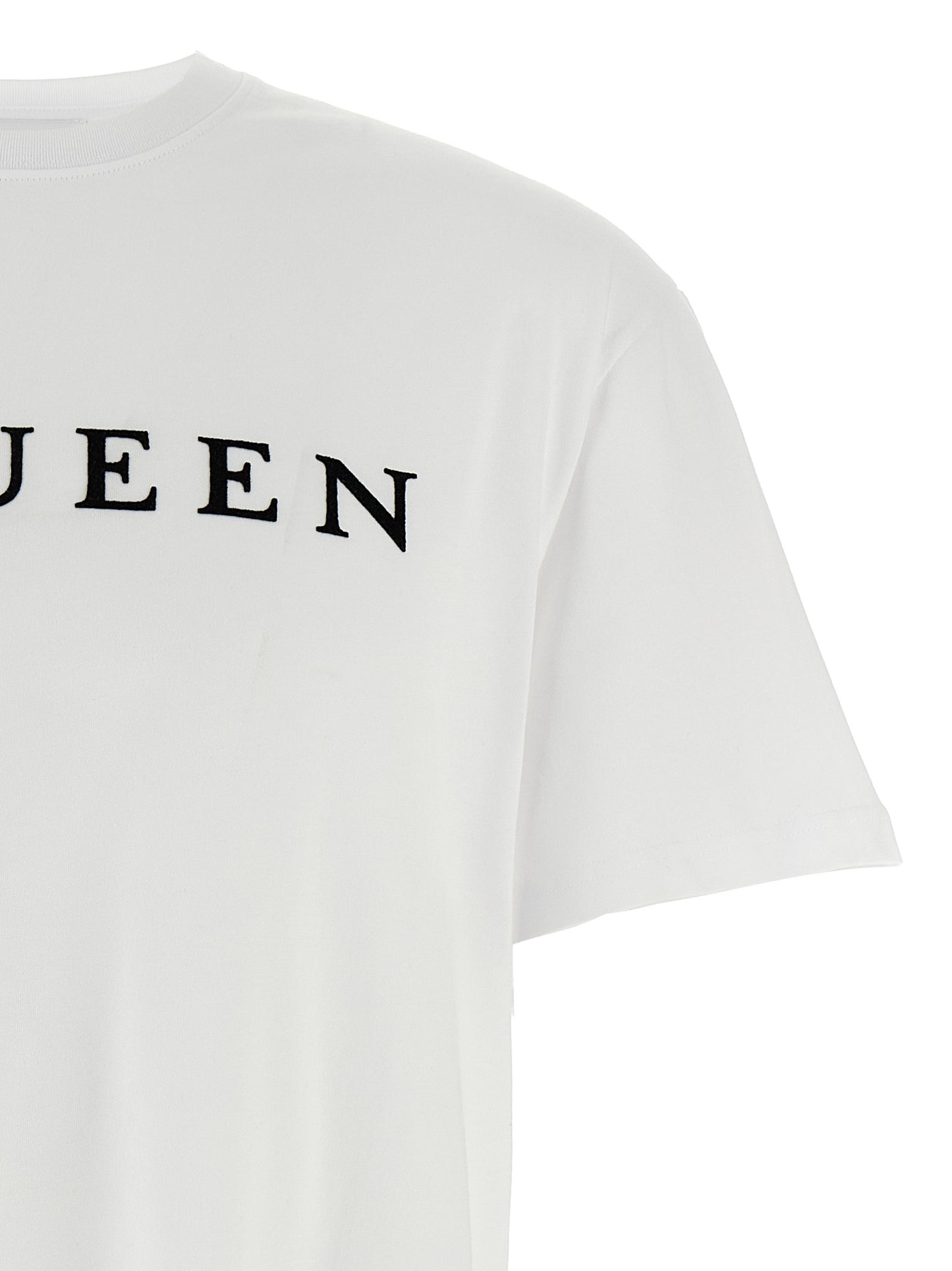 T-Shirt by Alexander McQueen for men in cotton bicolour, black & white features an edgy silhouette, meticulously detailed with a sophisticated and crew neckline for a truly edgy finish.