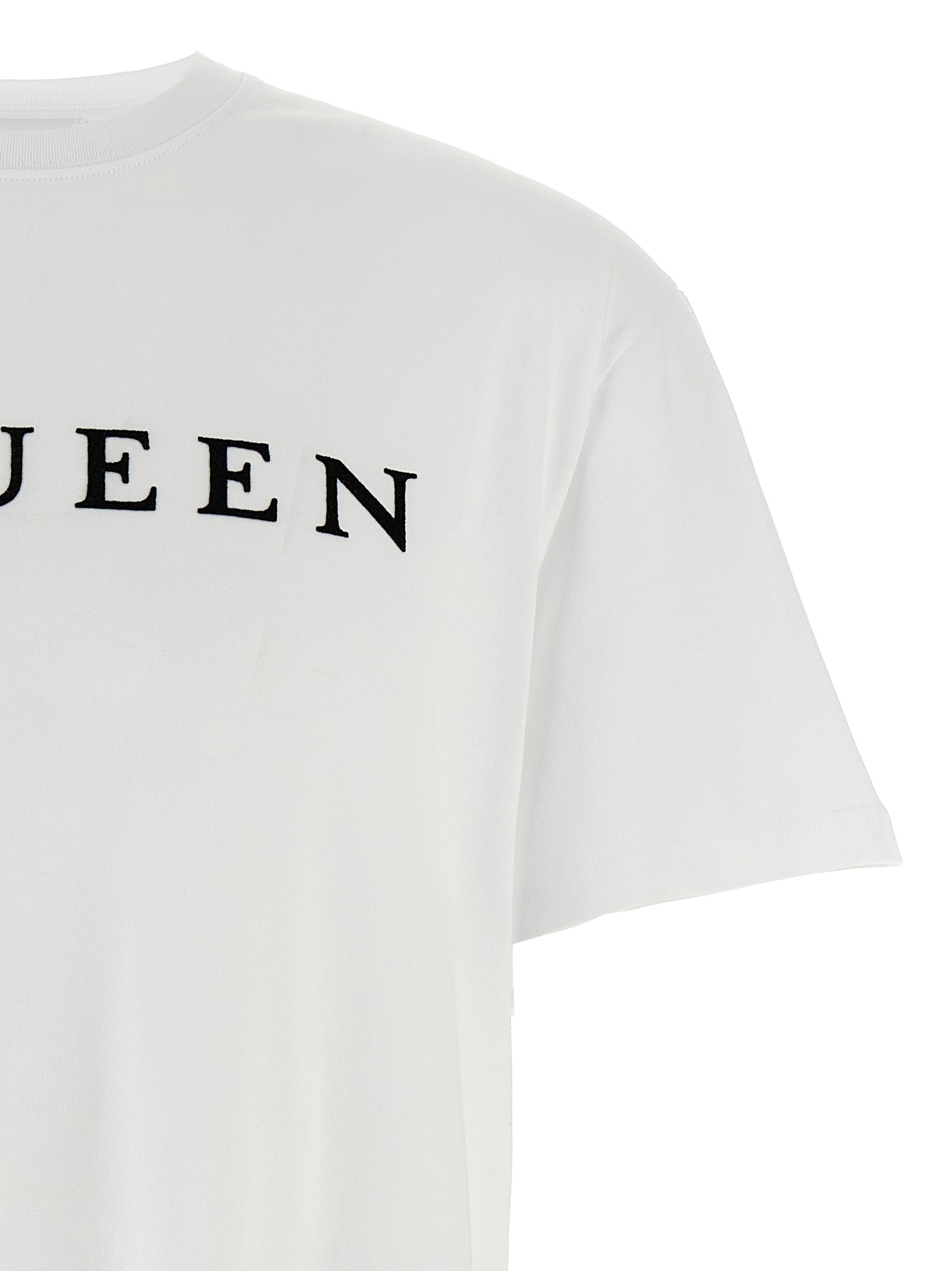 T-Shirt by Alexander McQueen for men in cotton bicolour, black & white features an edgy silhouette, meticulously detailed with a sophisticated and crew neckline for a truly edgy finish.