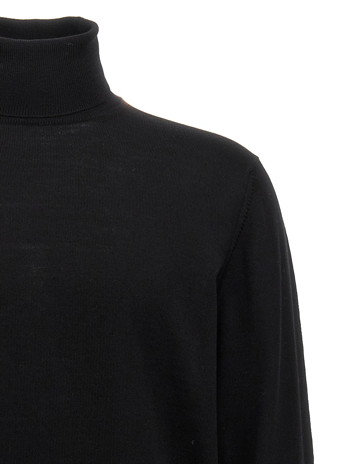 Cardigan by Roberto Collina for men in merino wool black features an crisp silhouette, showcasing a sophisticated and detail for a truly crisp finish.