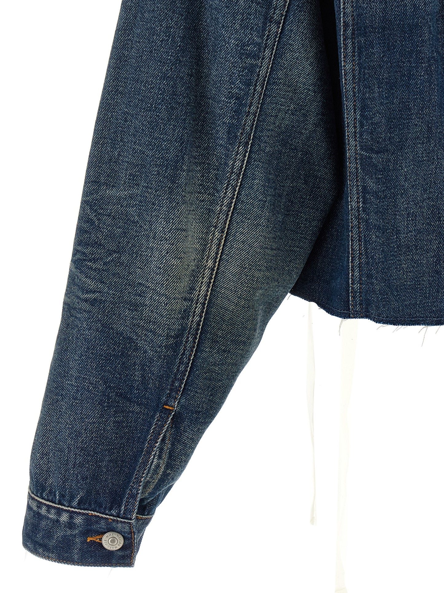 This Trucker Jacket by MM6 Maison Margiela for women in denim cotton blue exhibits a edgy silhouette, meticulously detailed with functional pockets and a edgy for a edgy finish.