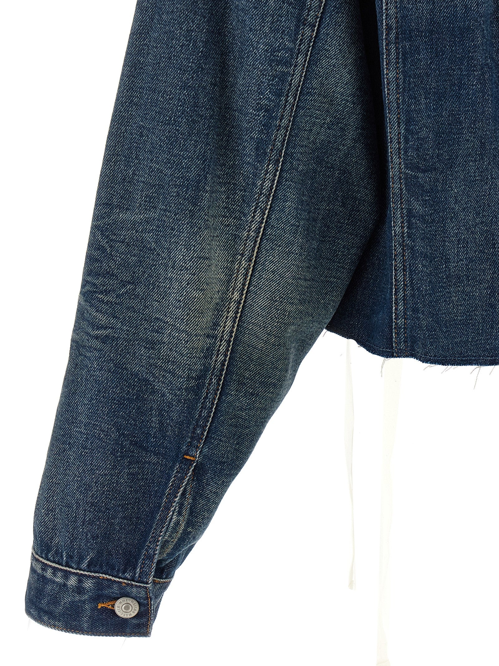 This Trucker Jacket by MM6 Maison Margiela for women in denim cotton blue exhibits a edgy silhouette, meticulously detailed with functional pockets and a edgy for a edgy finish.
