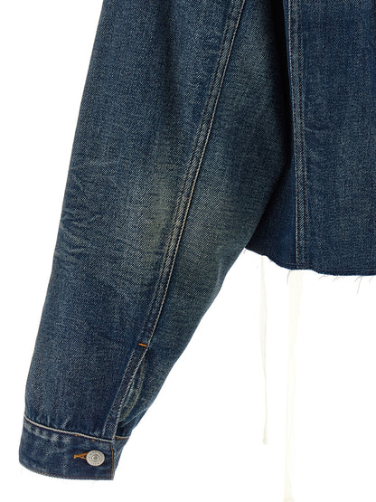 This Trucker Jacket by MM6 Maison Margiela for women in denim cotton blue exhibits a edgy silhouette, meticulously detailed with functional pockets and a edgy for a edgy finish.