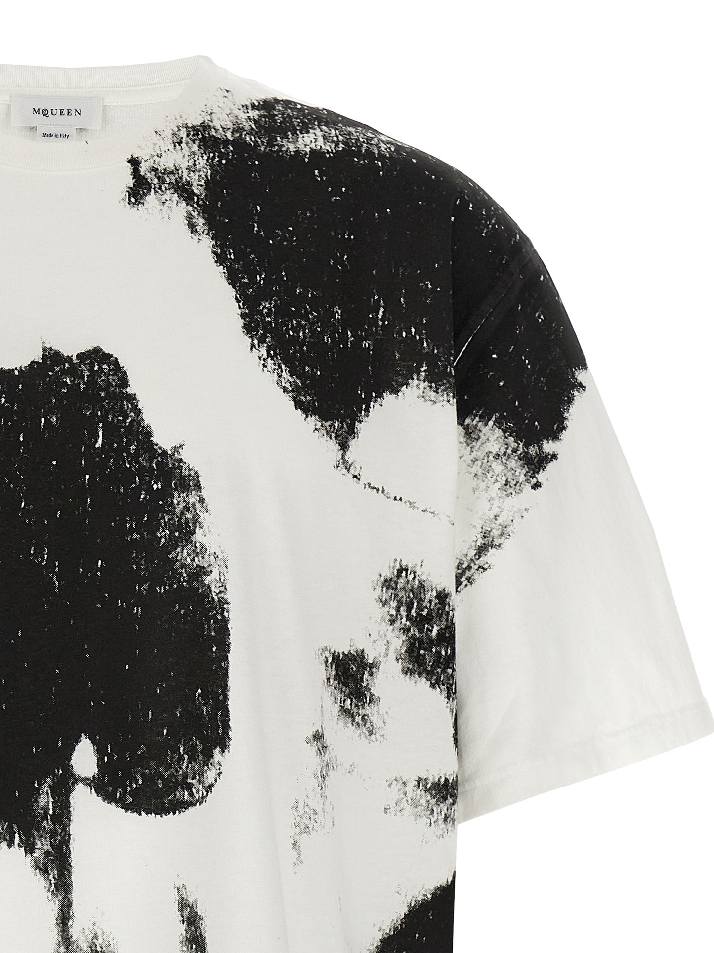 T-Shirt by Alexander McQueen for men in cotton bicolour, black, white & print showcases a unassuming silhouette, artfully detailed with a refined crew neckline and unassuming for a sophisticated, contemporary look.