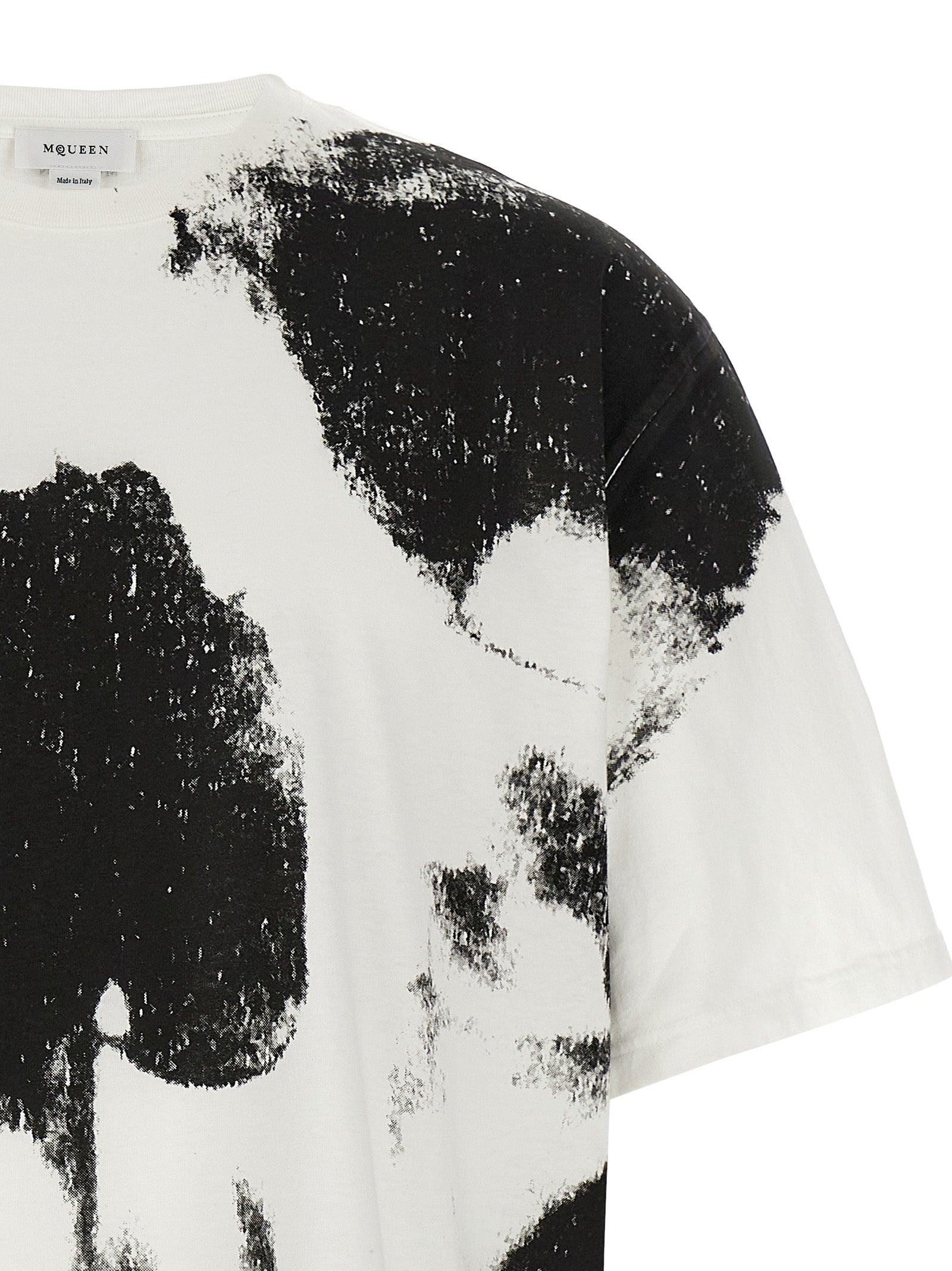 T-Shirt by Alexander McQueen for men in cotton bicolour, black, white & print showcases a unassuming silhouette, artfully detailed with a refined crew neckline and unassuming for a sophisticated, contemporary look.