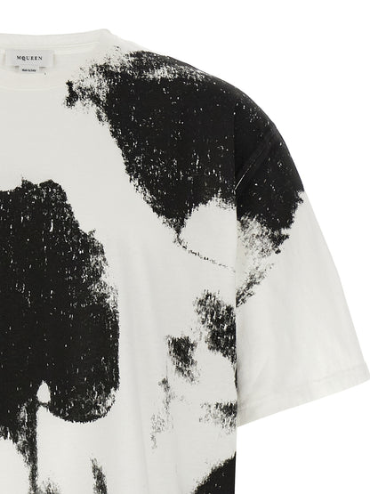 T-Shirt by Alexander McQueen for men in cotton bicolour, black, white & print showcases a unassuming silhouette, artfully detailed with a refined crew neckline and unassuming for a sophisticated, contemporary look.