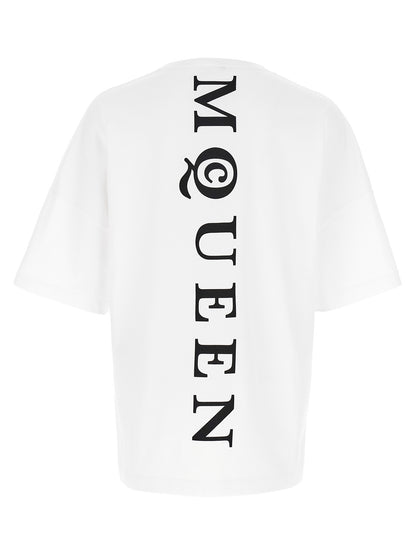 T-Shirt by Alexander McQueen for men in cotton bicolour, black, white & print showcases a dramatic silhouette, elegantly detailed with a dramatic crew neckline and for a truly dramatic finish.