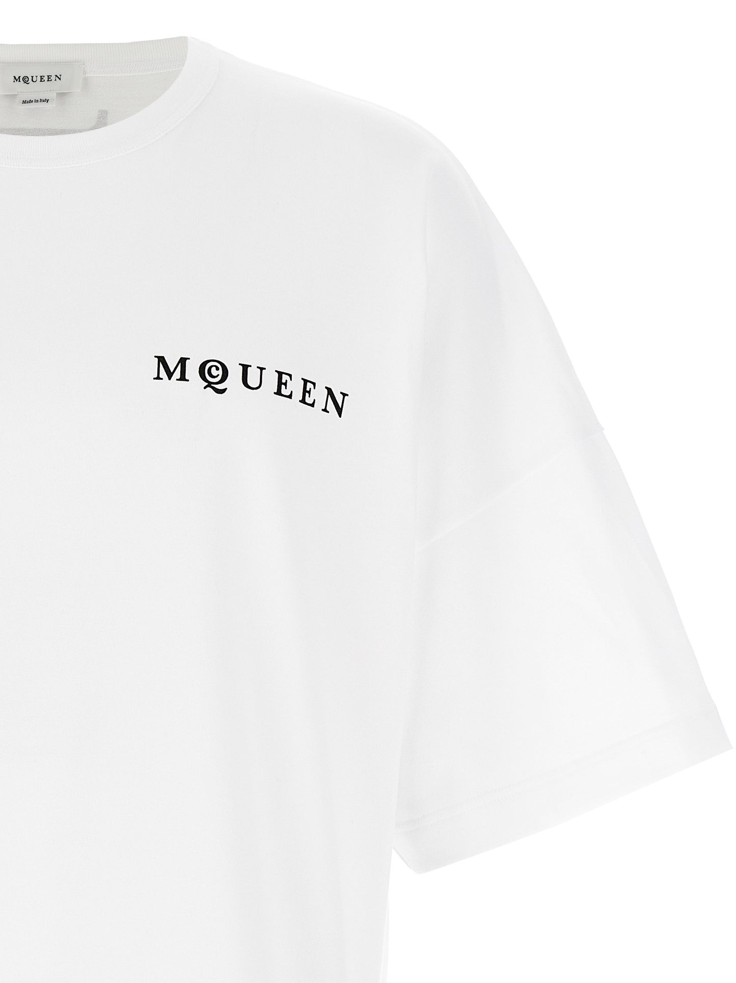 T-Shirt by Alexander McQueen for men in cotton bicolour, black, white & print features a plush silhouette, showcasing a sophisticated crew neckline and for a truly plush finish.