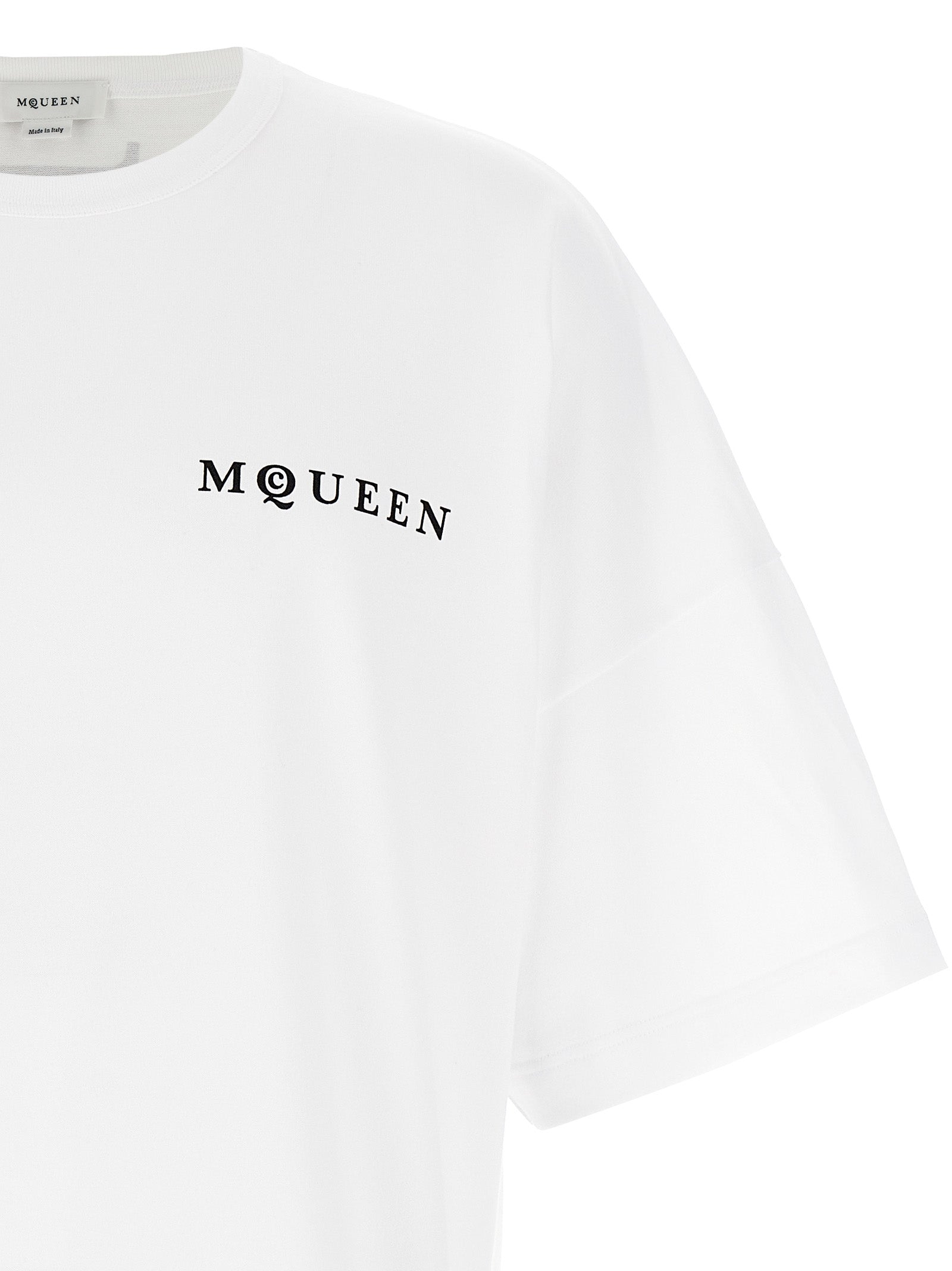 T-Shirt by Alexander McQueen for men in cotton bicolour, black, white & print features a plush silhouette, showcasing a sophisticated crew neckline and for a truly plush finish.