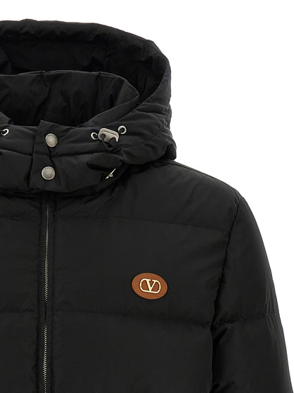 This Hooded Puffer Jacket by Valentino Garavani for men in polyamide black & signature exhibits a edgy silhouette, meticulously detailed with functional hooded & insulated and a edgy wrap hooded neckline for a edgy finish.