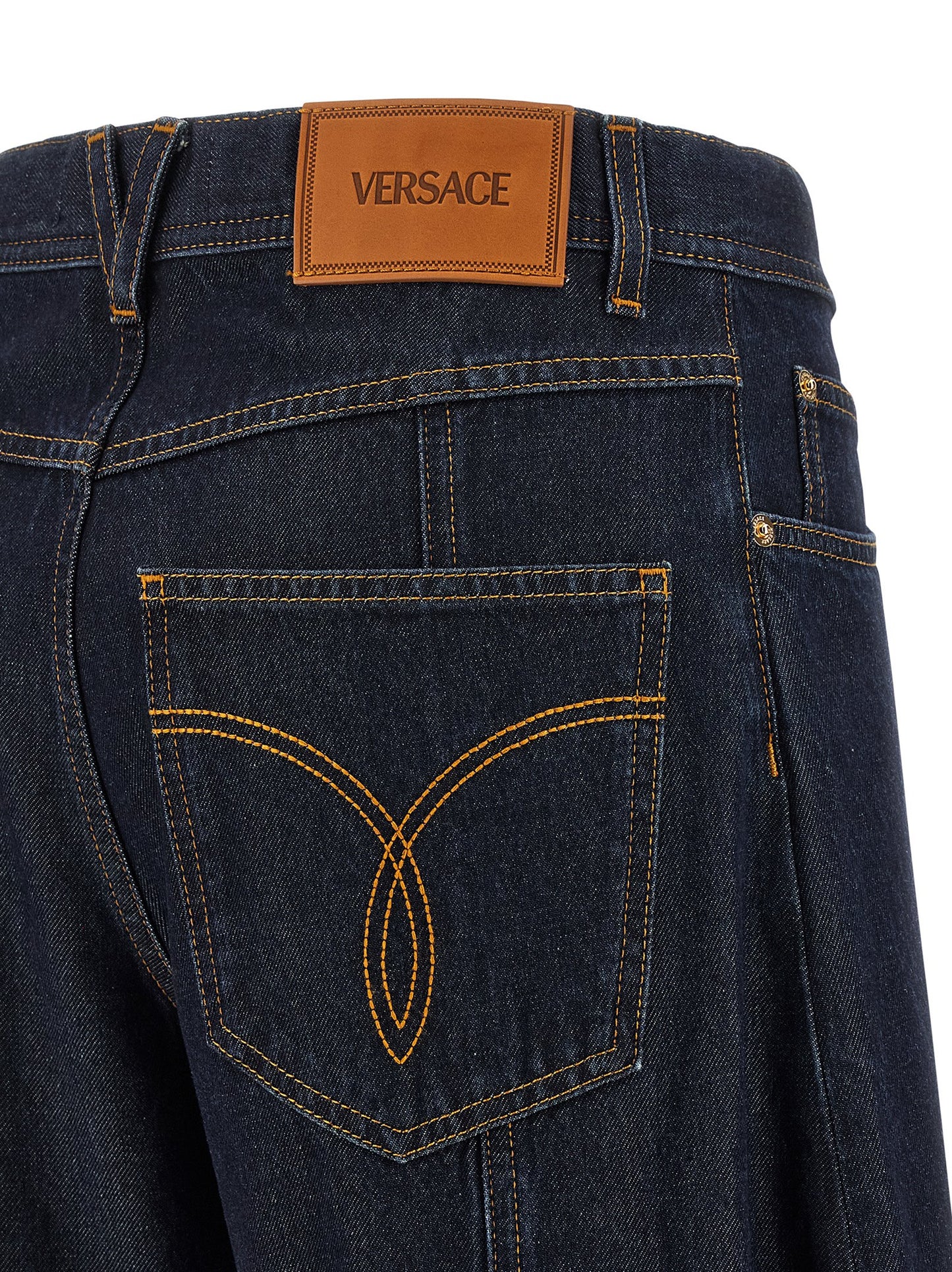 Jeans by Versace for women in denim cotton blue & signature presents a refined pantology silhouette, artfully defined by a refined pantology , long, and a sophisticated high rise.