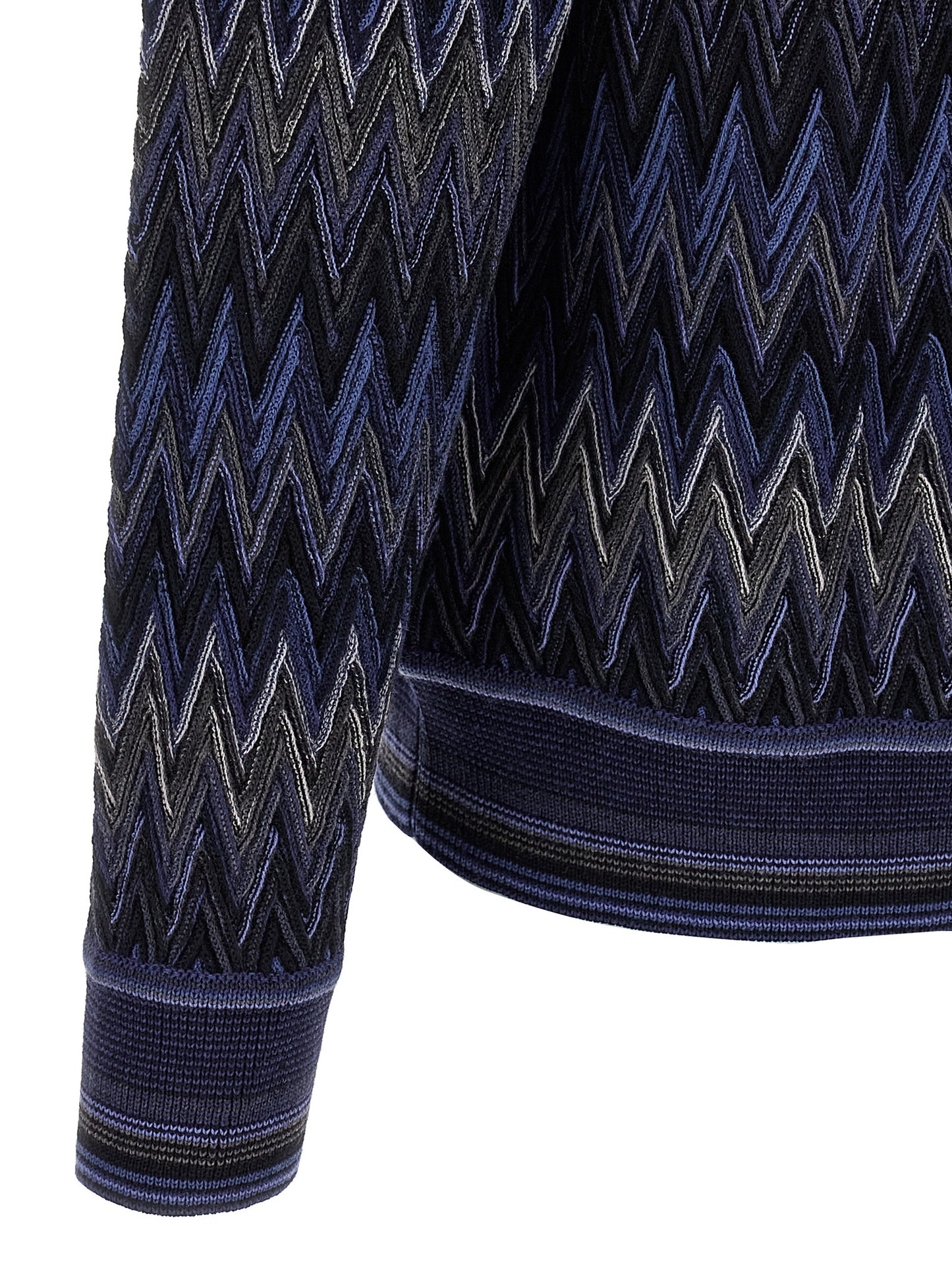 Cardigan by Missoni for men in wool blue & patterned showcases a captivating silhouette, artfully detailed with a captivating and for a truly sophisticated captivating look.