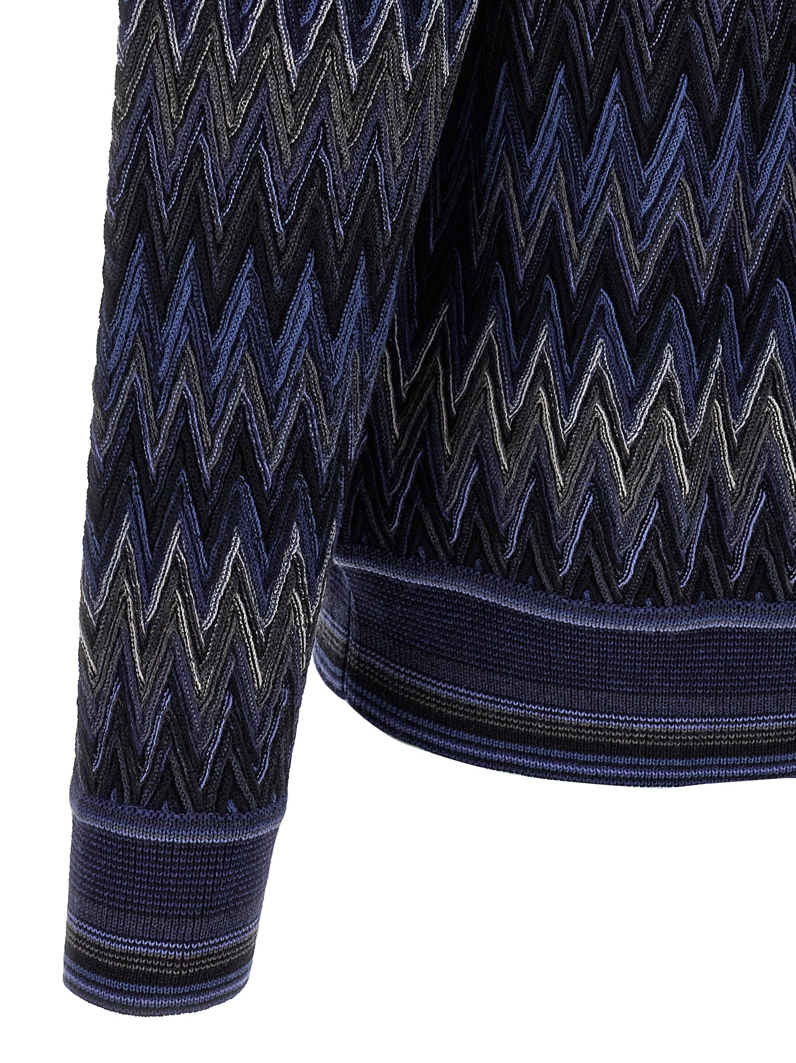 Cardigan by Missoni for men in wool blue & patterned showcases a captivating silhouette, artfully detailed with a captivating and for a truly sophisticated captivating look.