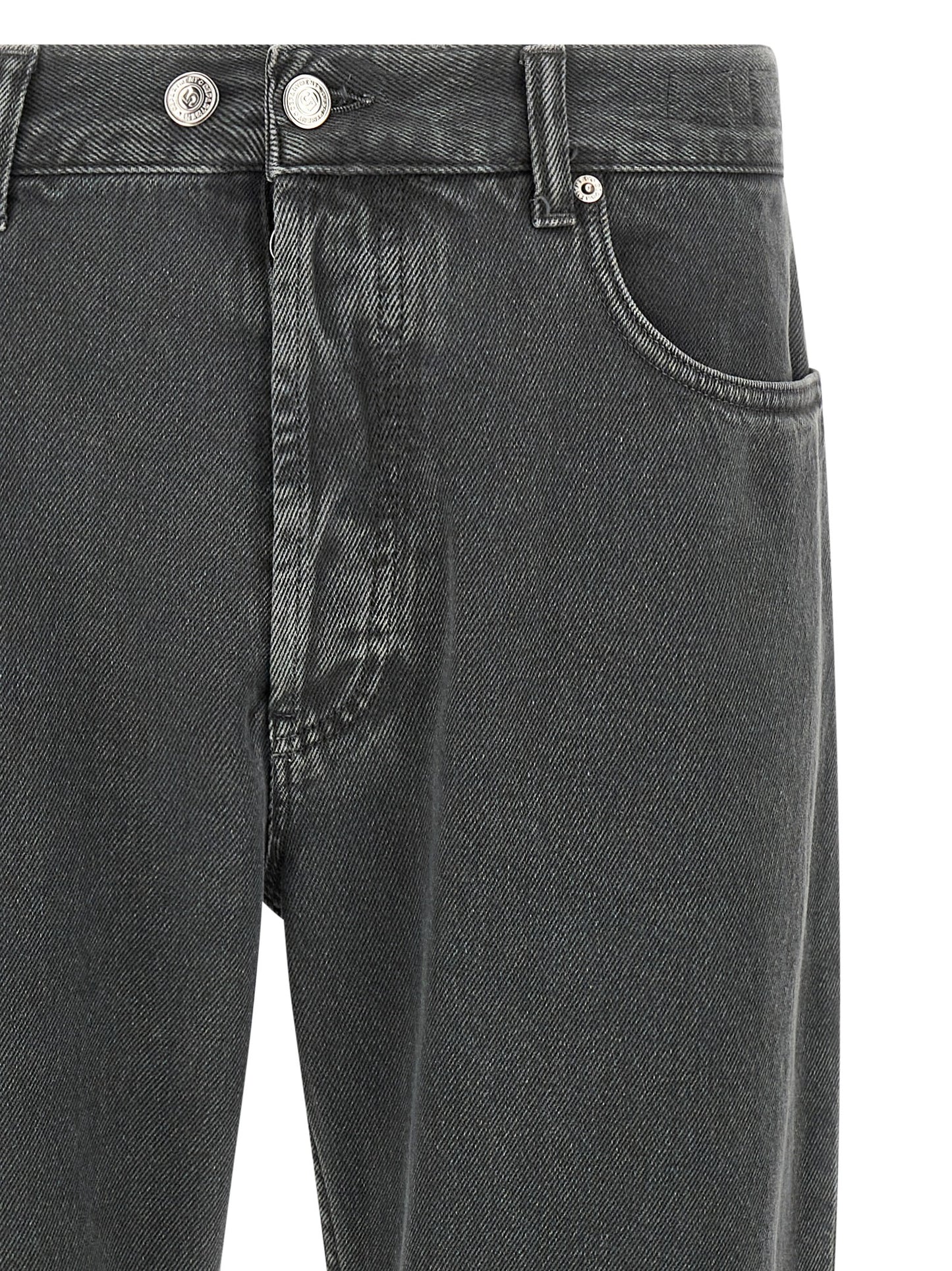 Jeans by Department 5 for men in denim cotton gray features an sartorial tapered-leg, straight-leg & cropped and cropped with a mid rise cut for a sartorial finish.