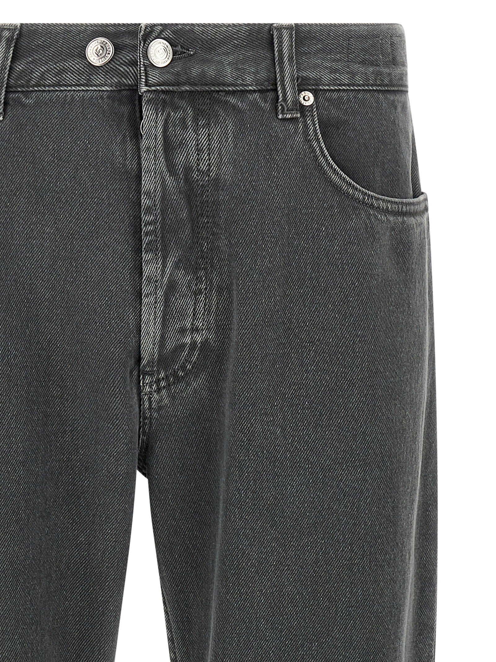 Jeans by Department 5 for men in denim cotton gray features an sartorial tapered-leg, straight-leg & cropped and cropped with a mid rise cut for a sartorial finish.