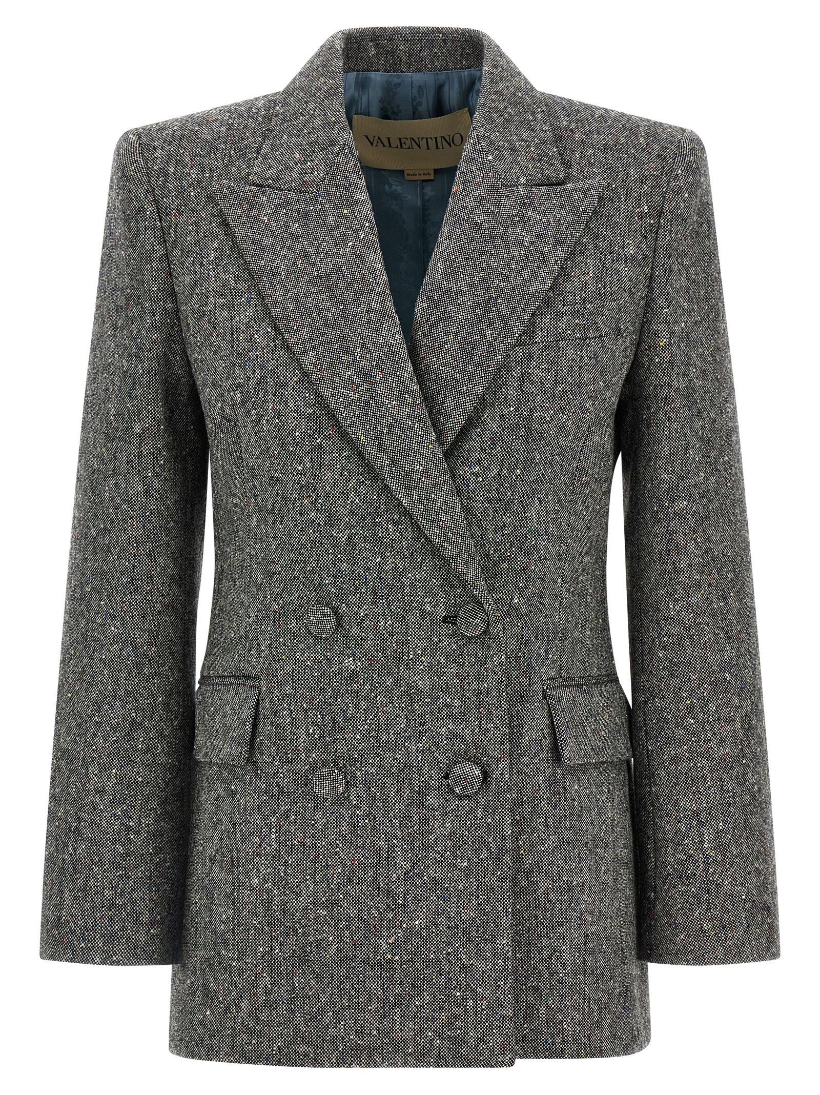 This Blazer by Valentino Garavani for women in polyamide virgin wool crepe gray & patterned presents a tailored silhouette, meticulously tailored with a tailored split neckline and distinctive for a tailored finish.
