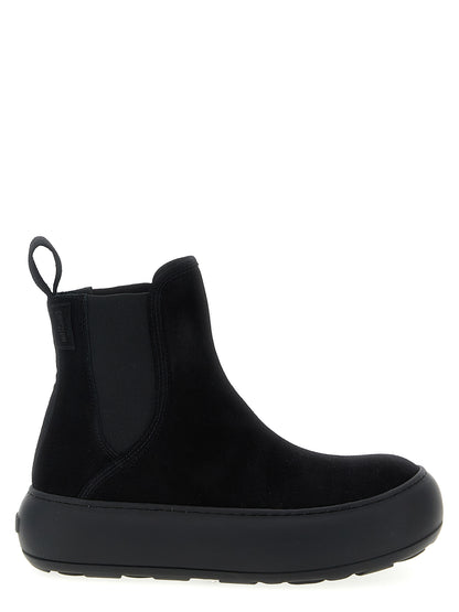 Ankle Chelsea Boots by Moschino for women in bos taurus calfskin leather black features an enchanting design from the Ollie Women's Bos Taurus Calfskin Leather Ankle Chelsea Boots collection, highlighting a enchanting and for a refined look.