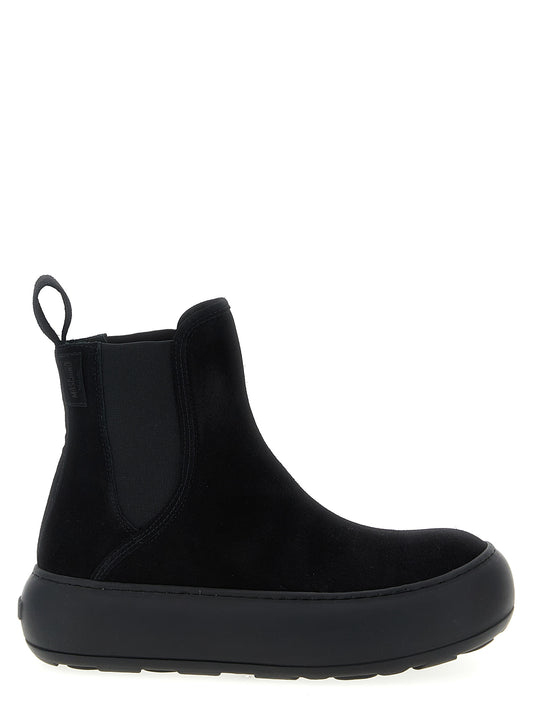 Ankle Chelsea Boots by Moschino for women in bos taurus calfskin leather black features an enchanting design from the Ollie Women's Bos Taurus Calfskin Leather Ankle Chelsea Boots collection, highlighting a enchanting and for a refined look.