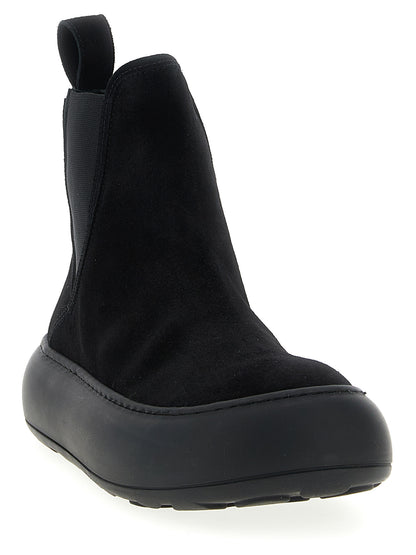 Ankle Chelsea Boots by Moschino for women in bos taurus calfskin leather black showcases a ergonomic silhouette from the Ollie Women's Bos Taurus Calfskin Leather Ankle Chelsea Boots collection, featuring a ergonomic and a ergonomic .