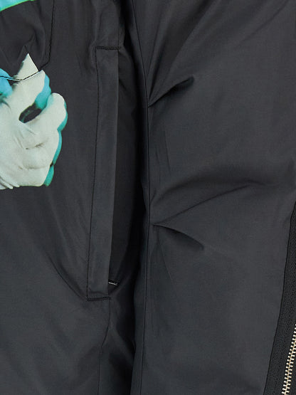 This Puffer Jacket by Undercover for men in nylon & polyester black & print exhibits a edgy silhouette, meticulously detailed with functional insulated & windproof and a edgy for a edgy finish.