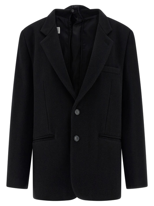 This Blazer by MM6 Maison Margiela for women in polyester & virgin wool black, white & signature presents a tailored silhouette, meticulously tailored with a tailored and distinctive for a tailored finish.