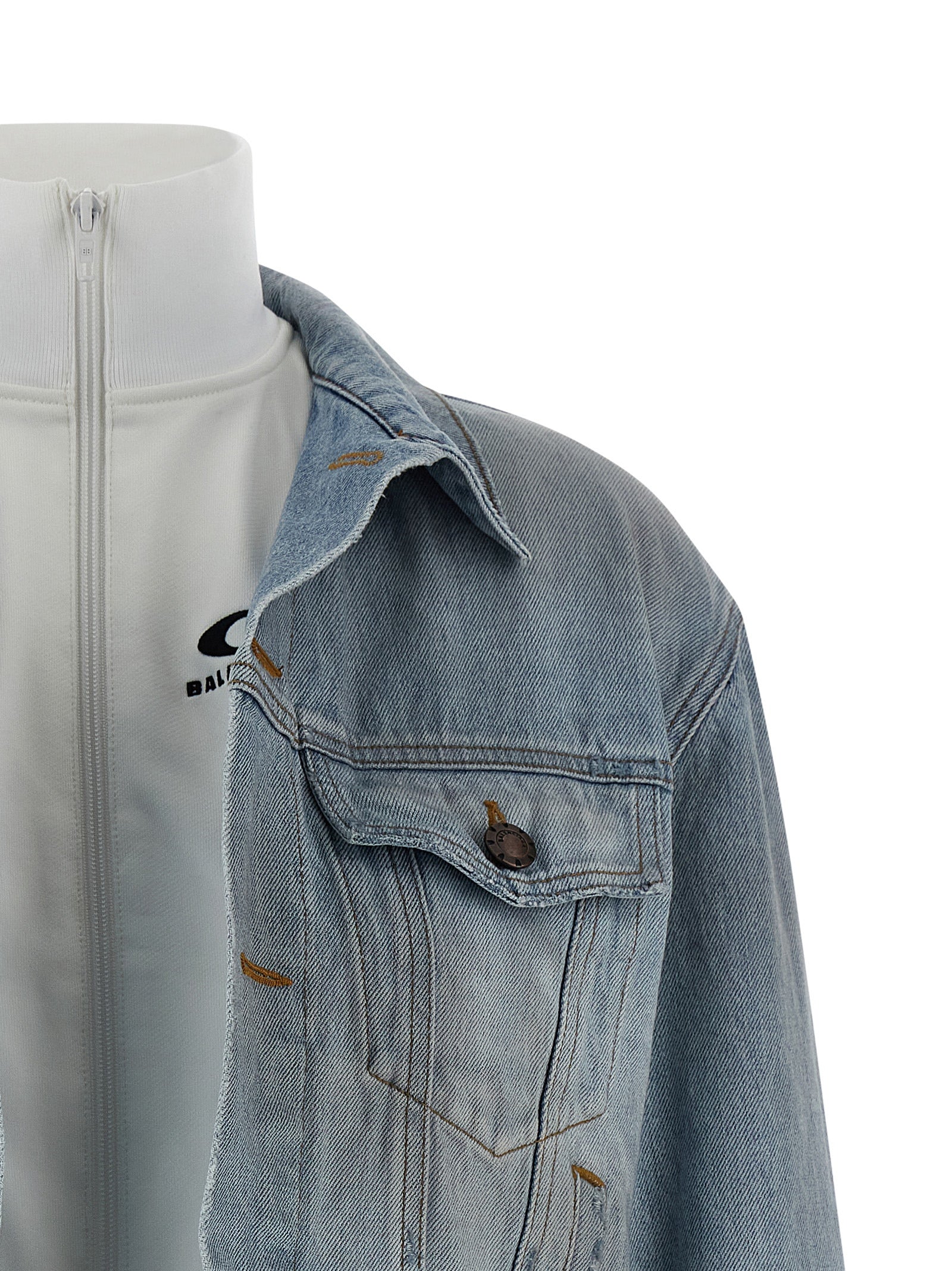 This Trucker Jacket by Balenciaga for women in denim cotton light-blue exhibits a edgy silhouette, meticulously detailed with functional and a edgy shirt-collar high-neck neckline for a edgy finish.