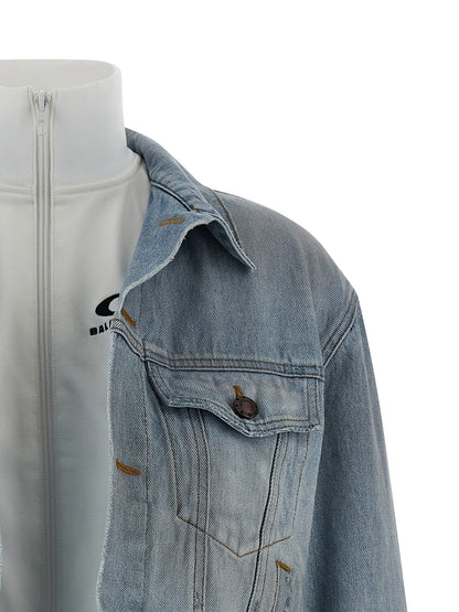 This Trucker Jacket by Balenciaga for women in denim cotton light-blue exhibits a edgy silhouette, meticulously detailed with functional and a edgy shirt-collar high-neck neckline for a edgy finish.