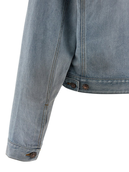 This Trucker Jacket by Balenciaga for women in denim cotton light-blue exhibits a edgy silhouette, meticulously detailed with functional and a edgy for a edgy finish.