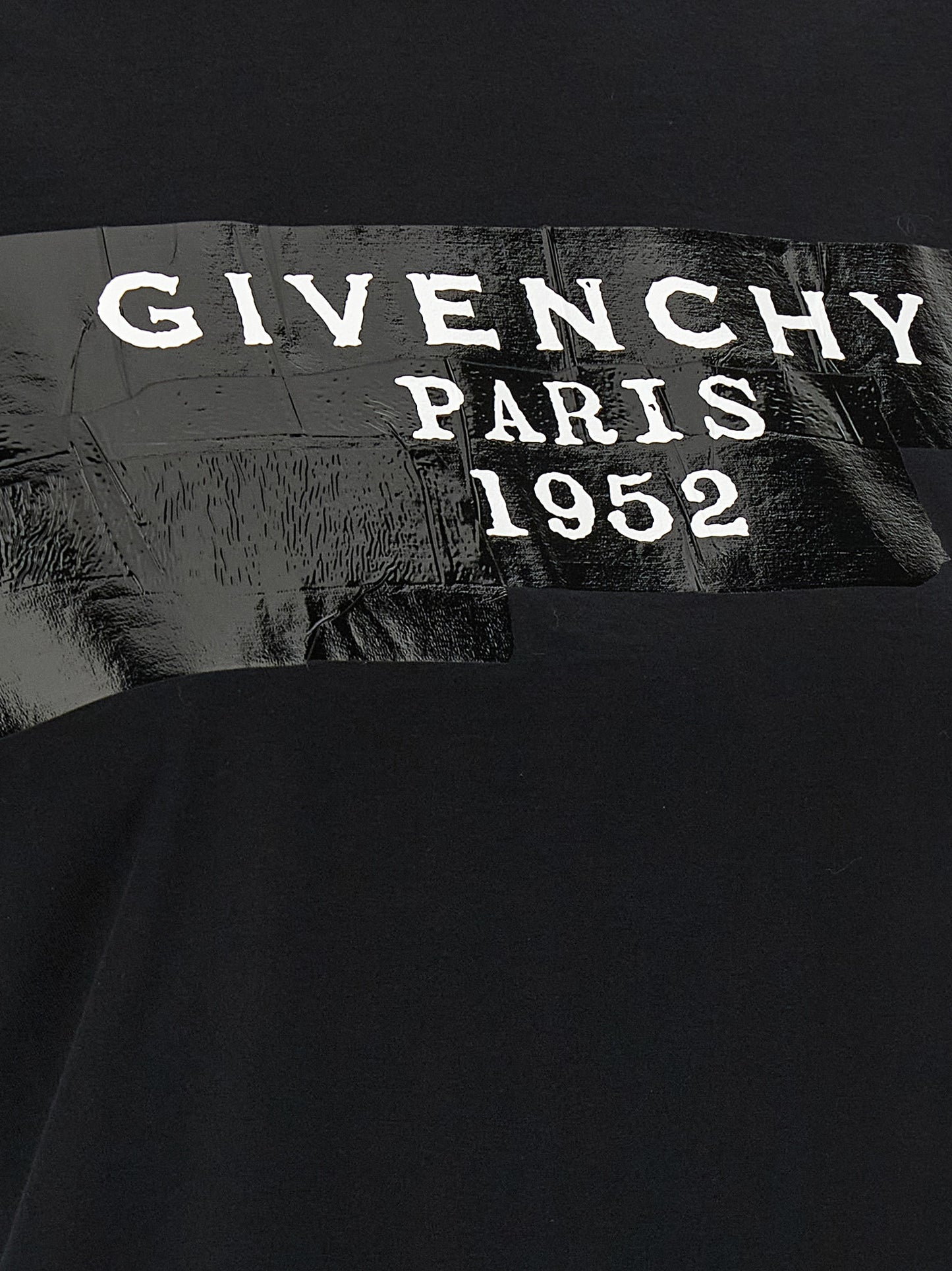 T-Shirt by Givenchy for women in cotton black showcases a unassuming silhouette, artfully detailed with a refined and unassuming for a sophisticated, contemporary look.