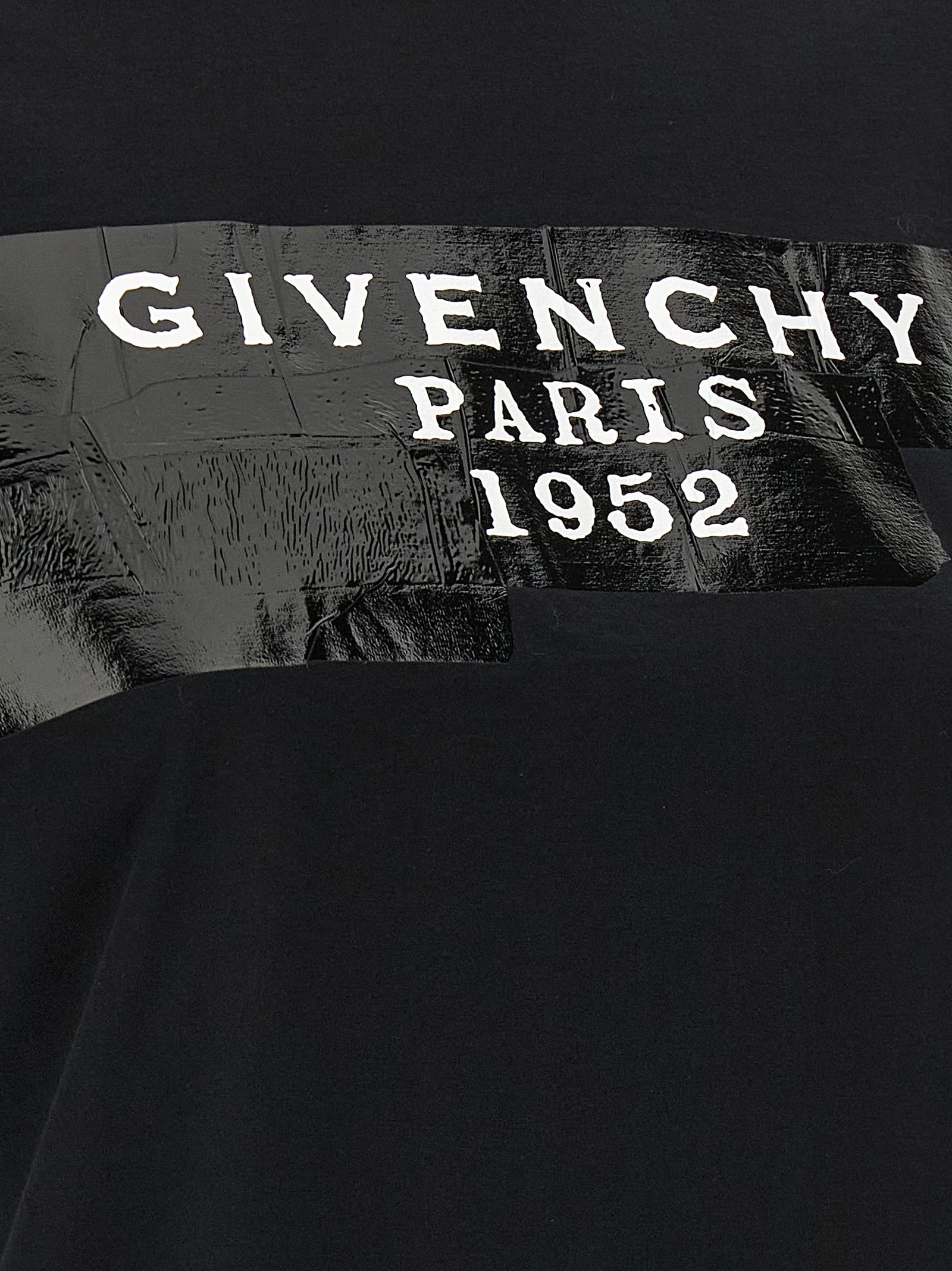 T-Shirt by Givenchy for women in cotton black showcases a unassuming silhouette, artfully detailed with a refined and unassuming for a sophisticated, contemporary look.