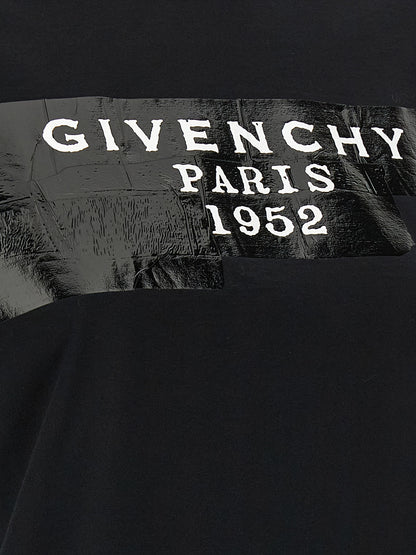 T-Shirt by Givenchy for women in cotton black showcases a unassuming silhouette, artfully detailed with a refined and unassuming for a sophisticated, contemporary look.