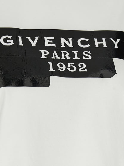 T-Shirt by Givenchy for women in cotton bicolour, black & white showcases a chic silhouette, artfully detailed with a chic crew neckline and for a chic finish.