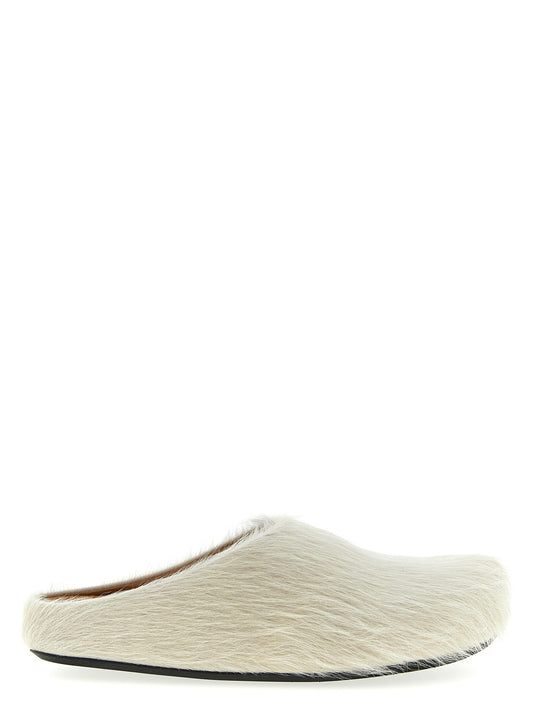 Flat Mule Mules Shoes by Marni for men in bos taurus calfskin leather white showcases a timeless silhouette from the Men's Bos Taurus Calfskin Leather Flat Mule Mules Shoes collection, featuring a timeless flat and for a timeless finish.