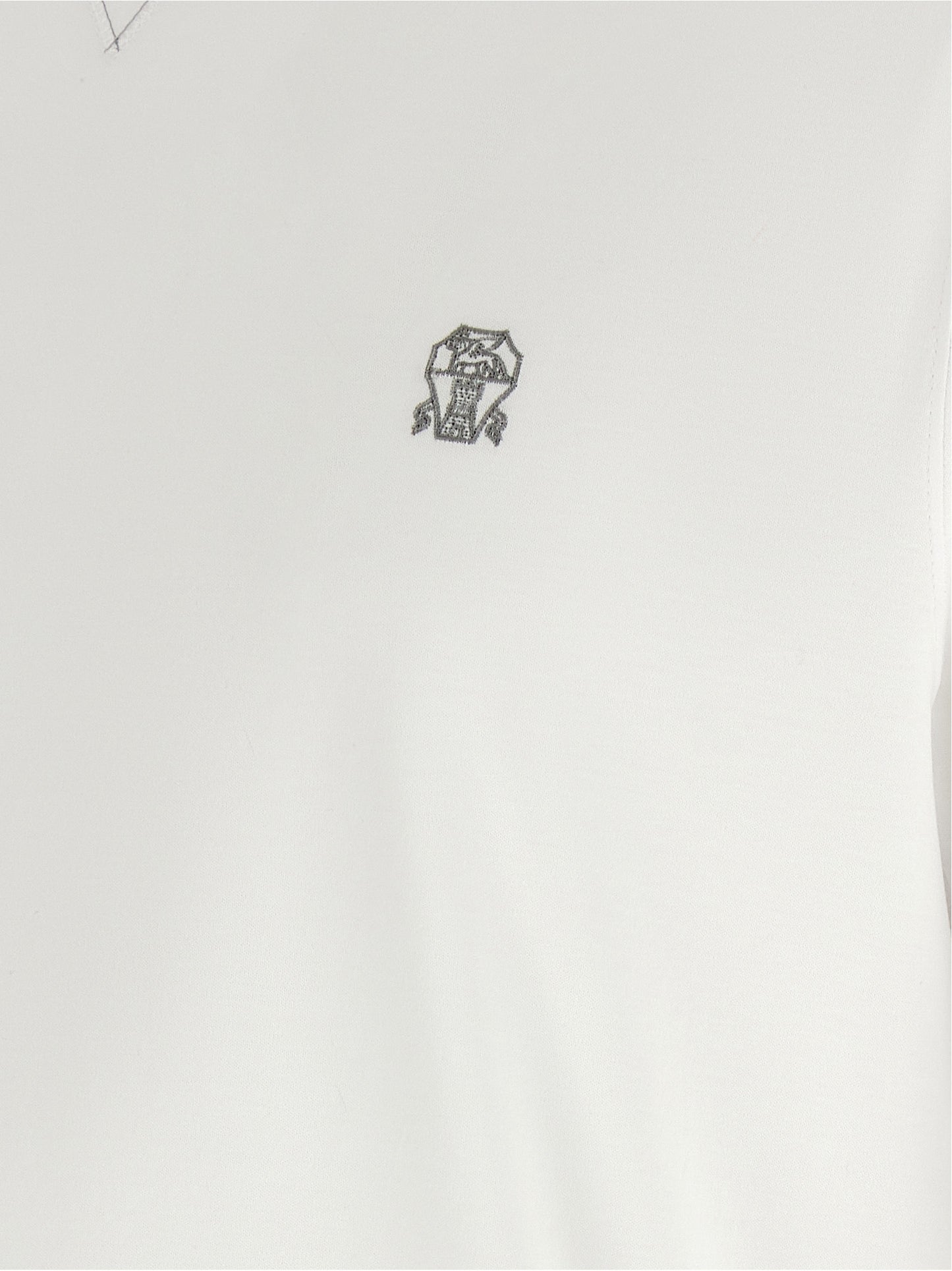 T-Shirt by Brunello Cucinelli for men in cotton white features an edgy silhouette, meticulously detailed with a sophisticated and for a truly edgy finish.