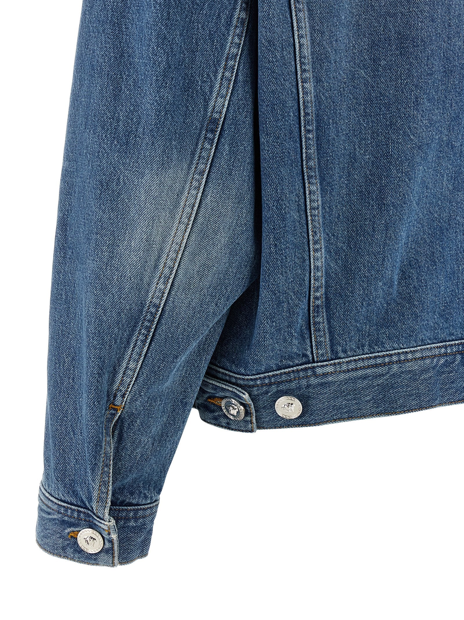 Trucker Jacket by Versace for women in denim cotton & suede leather blue presents a effortlessly chic silhouette, showcasing a sophisticated and premium for a truly effortlessly chic finish.