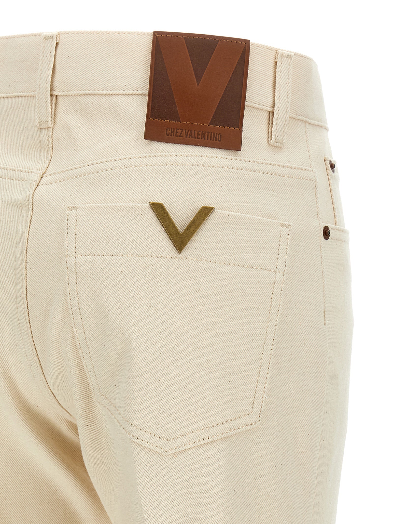 Jeans by Valentino Garavani for women in denim cotton beige features an sophisticated and flared with a precise long, creating a sophisticated and sophisticated silhouette.