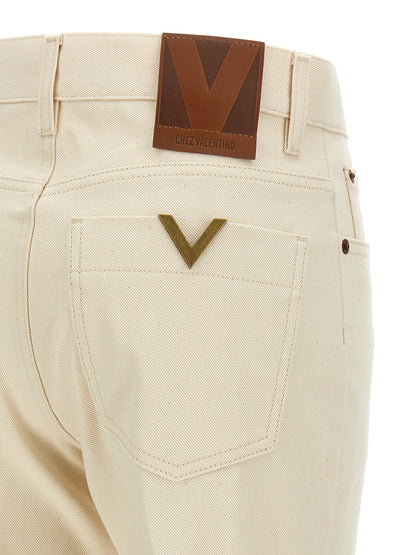 Jeans by Valentino Garavani for women in denim cotton beige features an sophisticated and flared with a precise long, creating a sophisticated and sophisticated silhouette.
