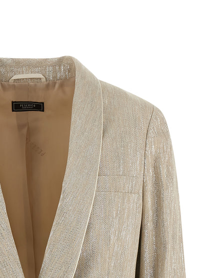 This Blazer by Peserico for women in linen poly cotton & viscose beige, pearl & monogram presents a tailored silhouette, meticulously tailored with a tailored shawl-collar neckline and distinctive for a tailored finish.