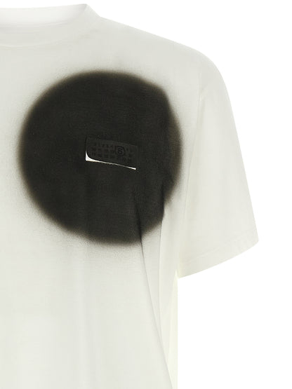 T-Shirt by MM6 Maison Margiela for men in cotton white & signature features an edgy silhouette, meticulously detailed with a sophisticated and crew neckline for a truly edgy finish.