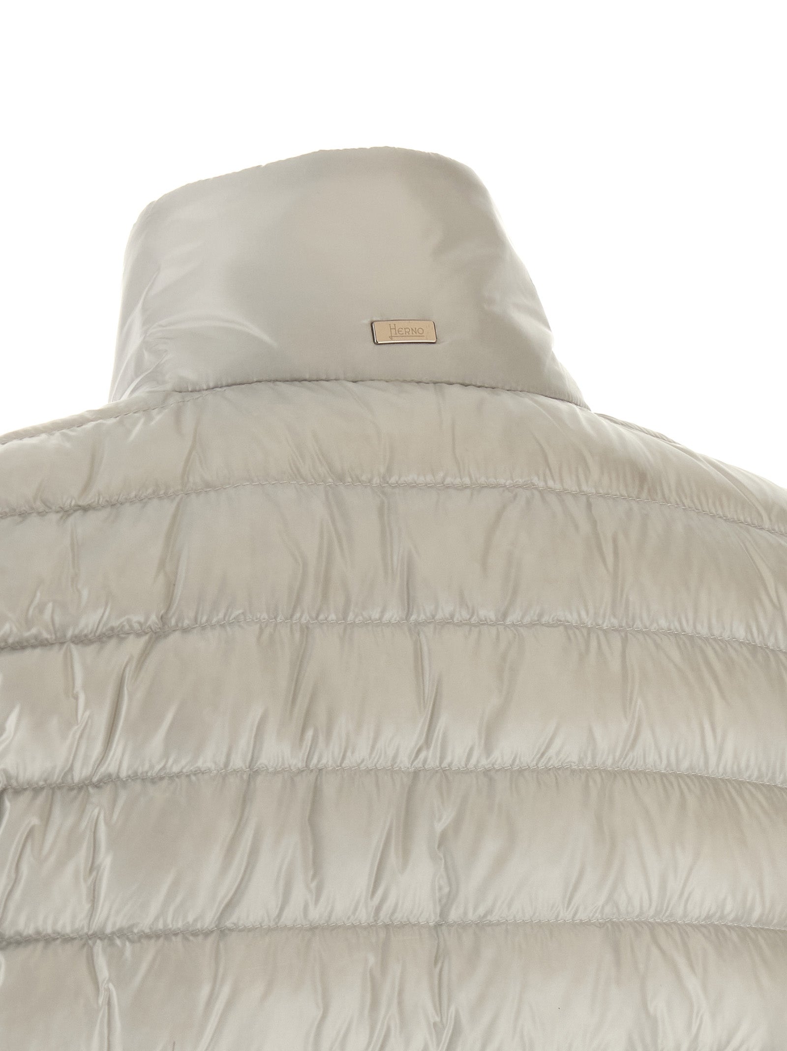 This Cape by Herno for women in nylon & goose-down gray presents a voluminous silhouette, showcasing refined insulated and a sophisticated for a voluminous finish.