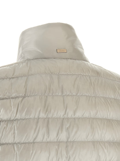 This Cape by Herno for women in nylon & goose-down gray presents a voluminous silhouette, showcasing refined insulated and a sophisticated for a voluminous finish.