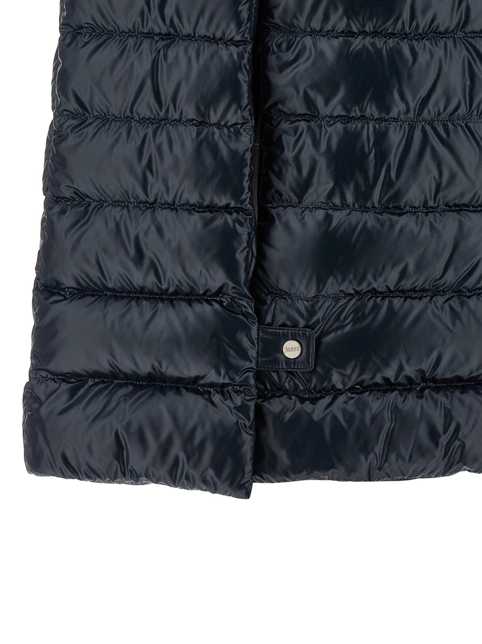 Cape by Herno for women in polyamide & goose-down blue presents a cosy chic silhouette, meticulously detailed with distinctive lightweight & insulated and a sophisticated for a truly cosy chic finish.