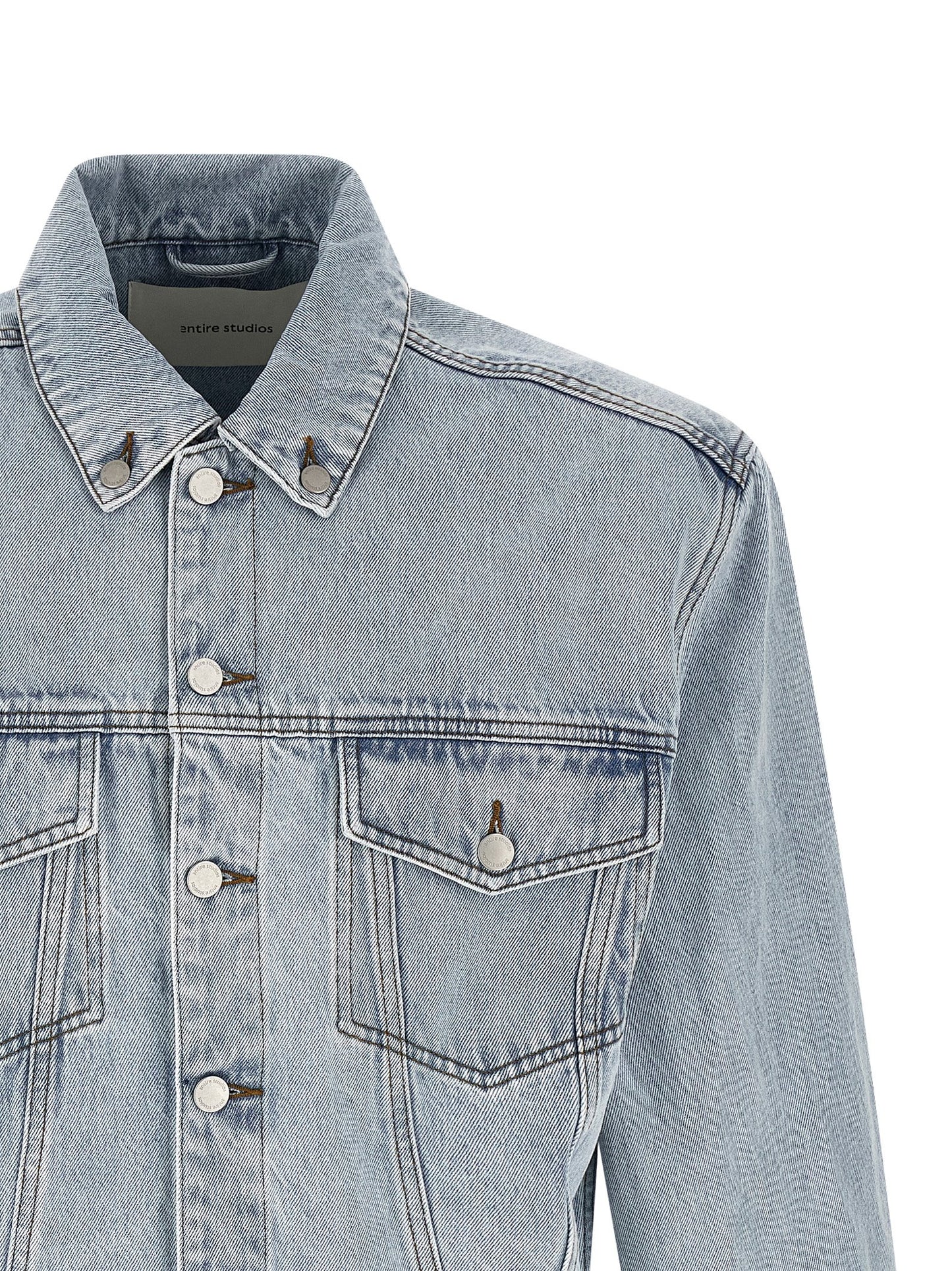 This Trucker Jacket by Entire Studios for men in denim cotton light-blue exhibits a edgy silhouette, meticulously detailed with functional insulated and a edgy shirt-collar neckline for a edgy finish.